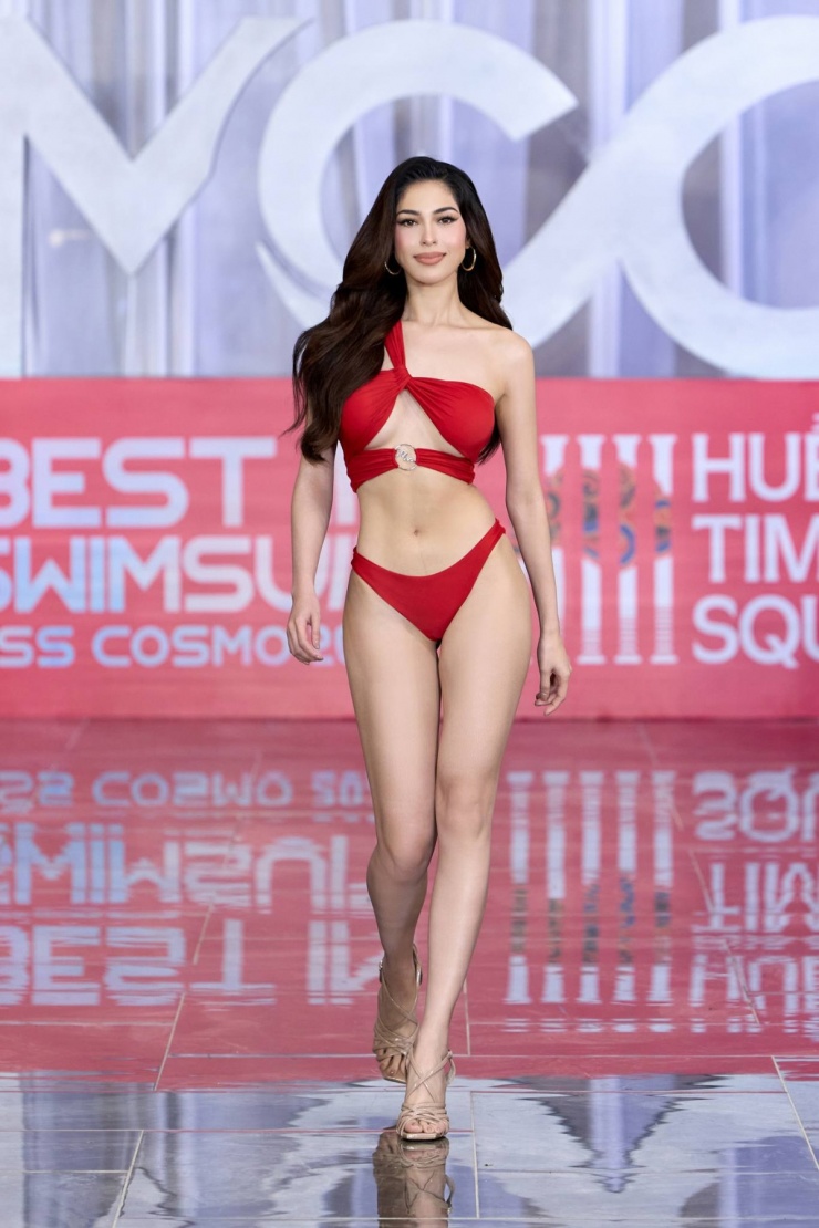 Chelsea Fernandez tại vòng thi áo tắm ở chặng đầu. Cô cao 1,73 m, được giám khảo đánh giá cao nhờ các bước đi tự tin trên sân khấu. Sau bán kết ngày 17/12, hàng loạt chuyên trang sắc đẹp quốc tế xếp cô vào nhóm thí sinh ấn tượng.