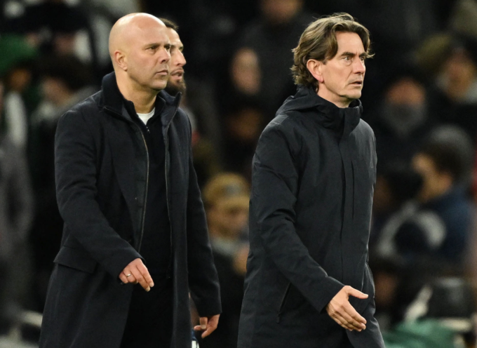 Arne Slot (trái) và Thomas Frank bất đồng quan điểm về pha phạm lỗi dẫn đến chấn thương của Alexander Isak. Ảnh: Reuters