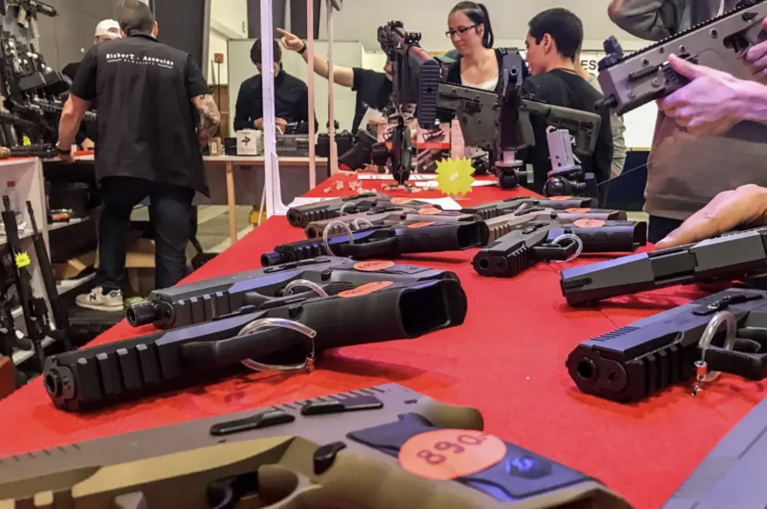 Những tiếng súng ám ảnh toàn cầu: Khác biệt quan điểm, tình hình sử dụng súng - Ảnh 2.