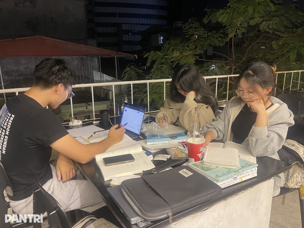 Thế hệ căng mắt căng não thức đêm vì nỗi sợ “đi ngủ khi bạn bè còn thức” - 4