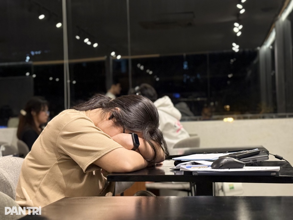 Thế hệ căng mắt căng não thức đêm vì nỗi sợ “đi ngủ khi bạn bè còn thức” - 7