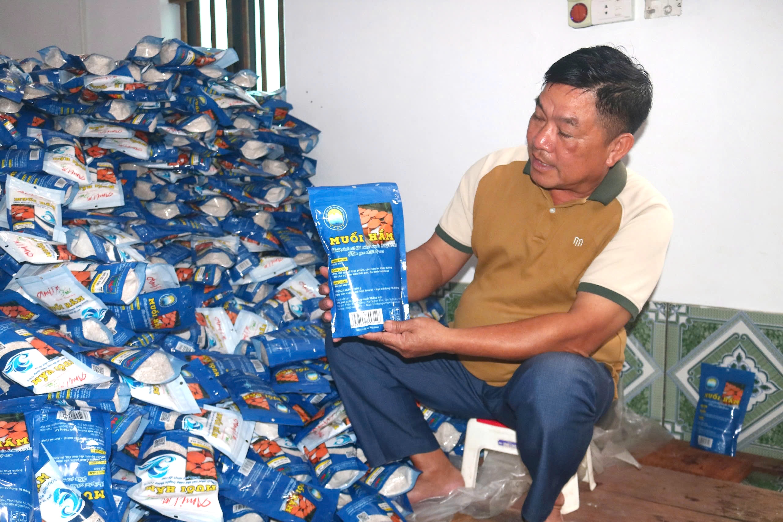 Bất ngờ với nghề… nấu muối- Ảnh 3.