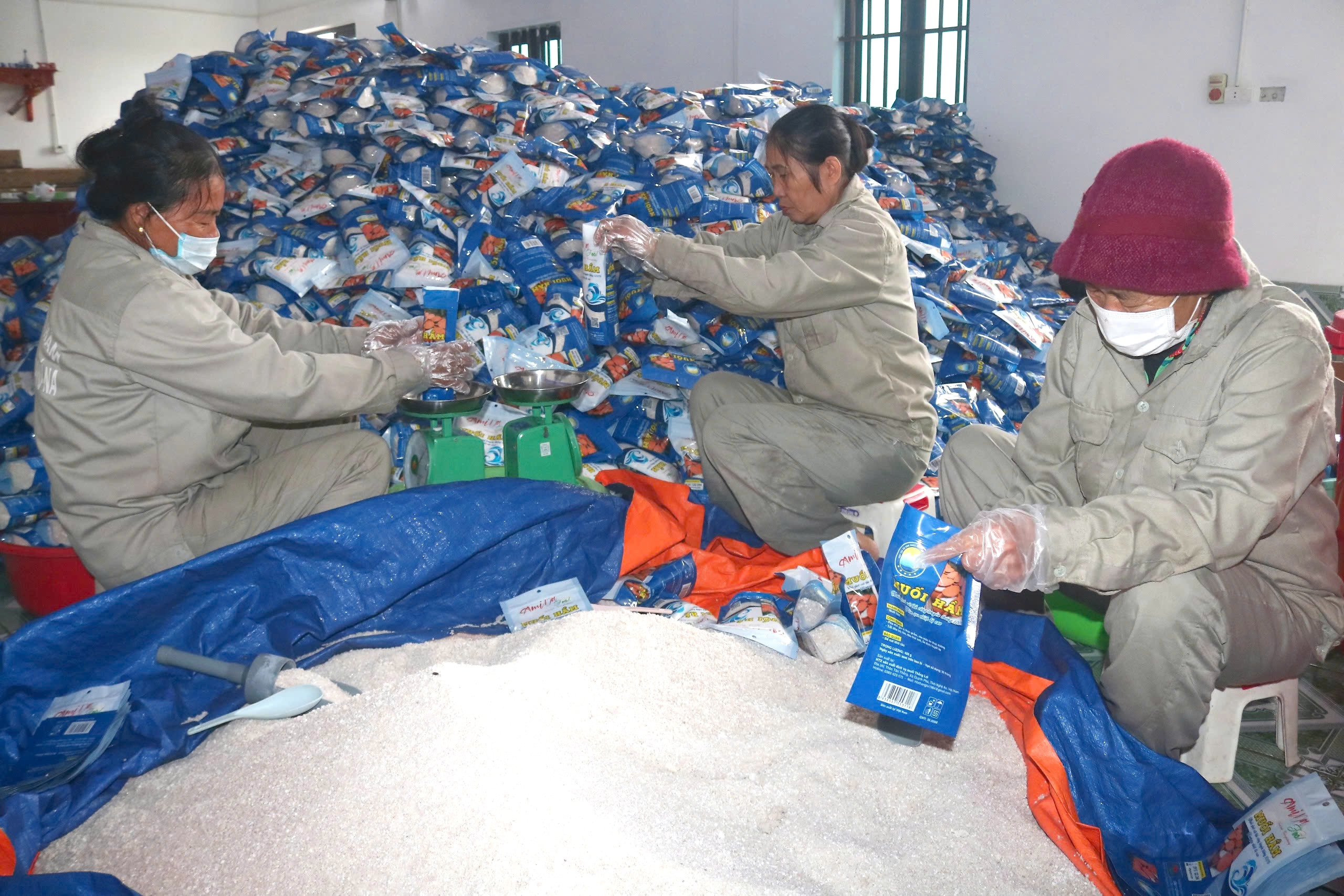 Bất ngờ với nghề… nấu muối- Ảnh 2.