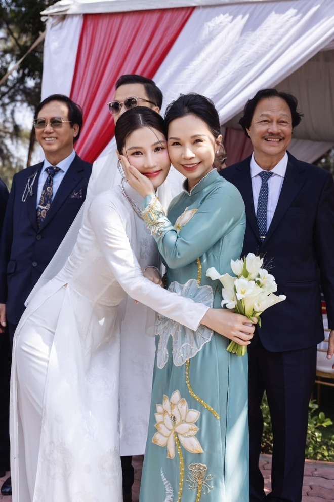 Mỹ nhân 33 tuổi làm dâu hào môn gia tộc kín tiếng, bố mẹ chồng cưng như con gái ruột, tặng quà cưới gây sốc- Ảnh 2. Mỹ nhân 33 tuổi làm dâu hào môn gia tộc kín tiếng, bố mẹ chồng cưng như con gái ruột, tặng quà cưới gây sốc- Ảnh 2.