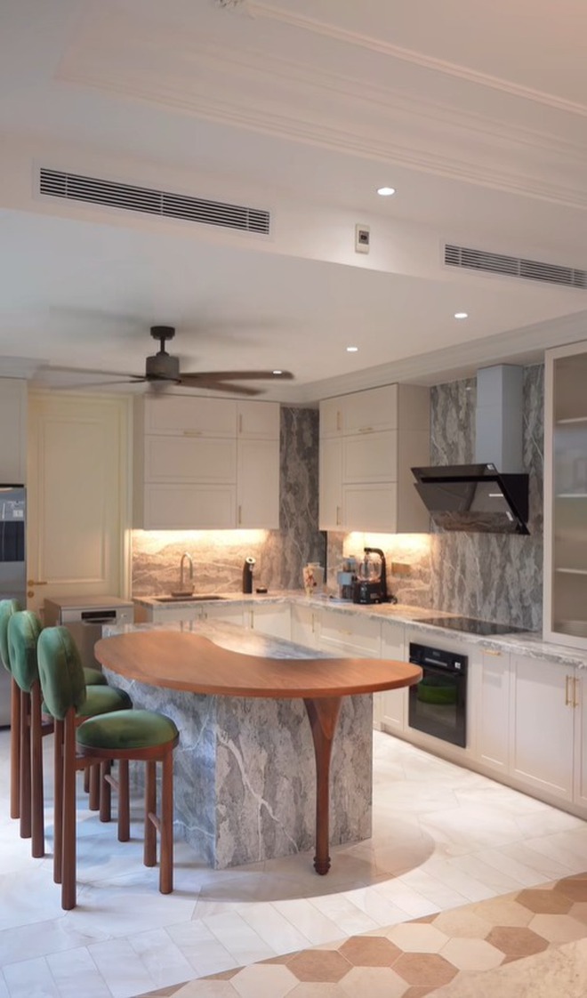 Mỹ nhân 33 tuổi làm dâu hào môn gia tộc kín tiếng, bố mẹ chồng cưng như con gái ruột, tặng quà cưới gây sốc- Ảnh 8. Mỹ nhân 33 tuổi làm dâu hào môn gia tộc kín tiếng, bố mẹ chồng cưng như con gái ruột, tặng quà cưới gây sốc- Ảnh 8.