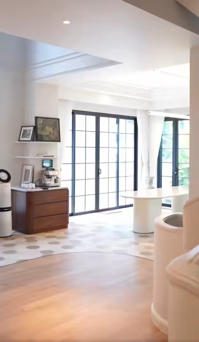 Mỹ nhân 33 tuổi làm dâu hào môn gia tộc kín tiếng, bố mẹ chồng cưng như con gái ruột, tặng quà cưới gây sốc- Ảnh 9. Mỹ nhân 33 tuổi làm dâu hào môn gia tộc kín tiếng, bố mẹ chồng cưng như con gái ruột, tặng quà cưới gây sốc- Ảnh 9.