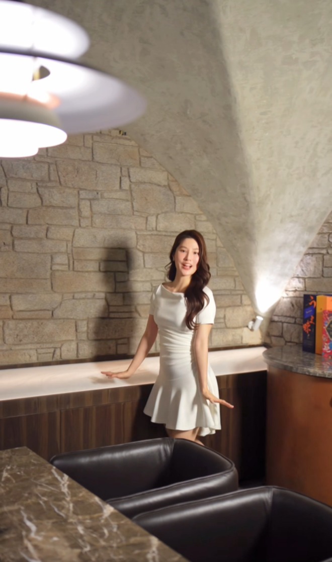 Mỹ nhân 33 tuổi làm dâu hào môn gia tộc kín tiếng, bố mẹ chồng cưng như con gái ruột, tặng quà cưới gây sốc- Ảnh 11. Mỹ nhân 33 tuổi làm dâu hào môn gia tộc kín tiếng, bố mẹ chồng cưng như con gái ruột, tặng quà cưới gây sốc- Ảnh 11.