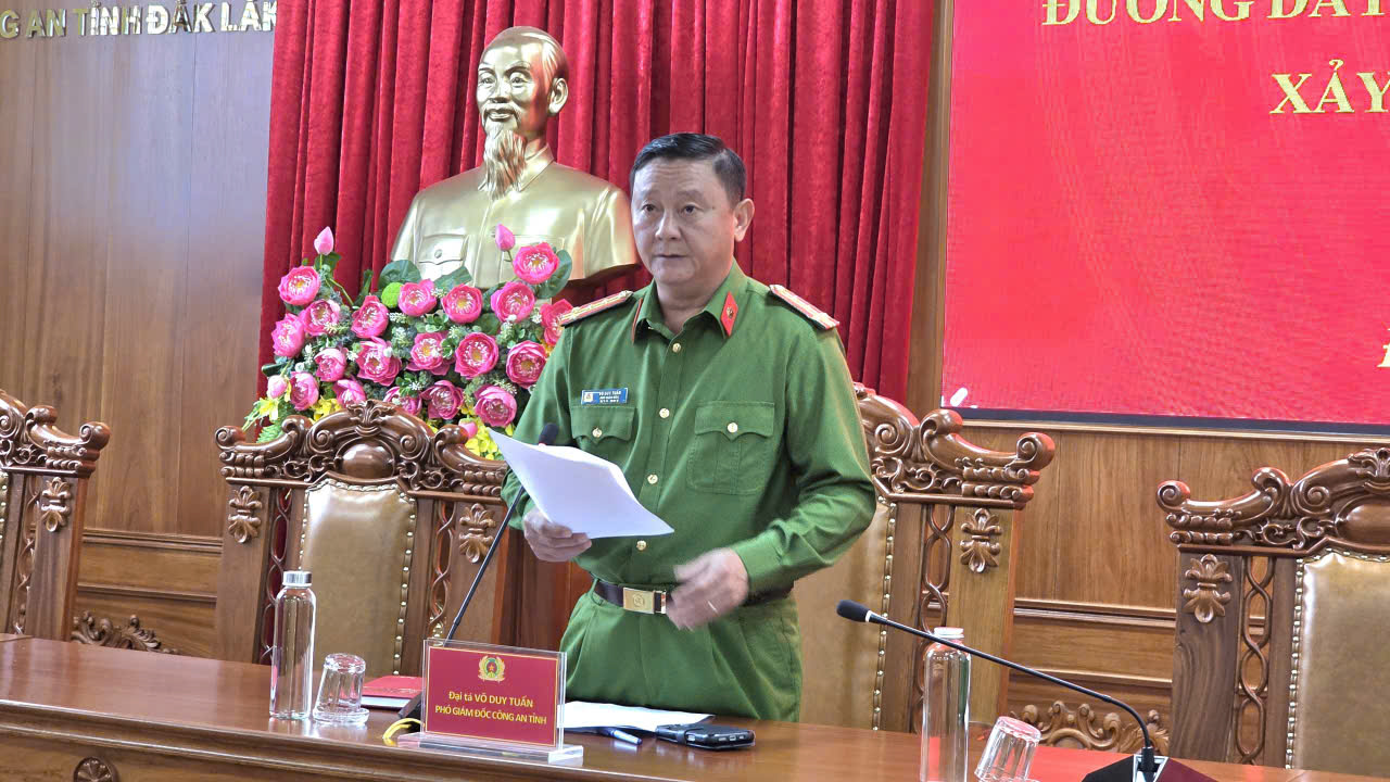 Họp báo công bố triệt phá đường dây buôn bán ma túy khủng, thu giữ 2 khẩu súng - Ảnh 2.