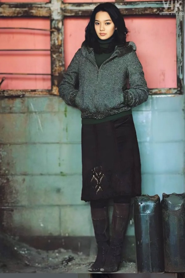 Ngoài ra, để bảo toàn vóc dáng, Shin Min Ah tự đặt ra nguyên tắc không ăn gì trong 6 tiếng trước khi đi ngủ. Tức là, bữa tối của cô phải kết thúc cách giờ đi ngủ 6 tiếng và tuyệt đối không ăn đêm. Khoảng thời gian 6 tiếng sẽ giúp cơ thể tiêu hóa hoàn toàn thức ăn và chuyển hóa năng lượng, tránh tích tụ mỡ thừa.