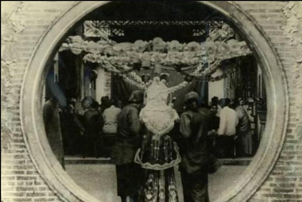 Năm 1904, chú rể 29 tuổi vén khăn voan tân nương rồi chết lặng: Gương mặt cô dâu phủ kín thứ này- Ảnh 2.