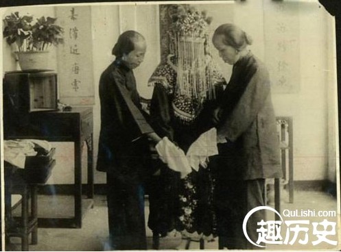 Năm 1904, chú rể 29 tuổi vén khăn voan tân nương rồi chết lặng: Gương mặt cô dâu phủ kín thứ này- Ảnh 3.