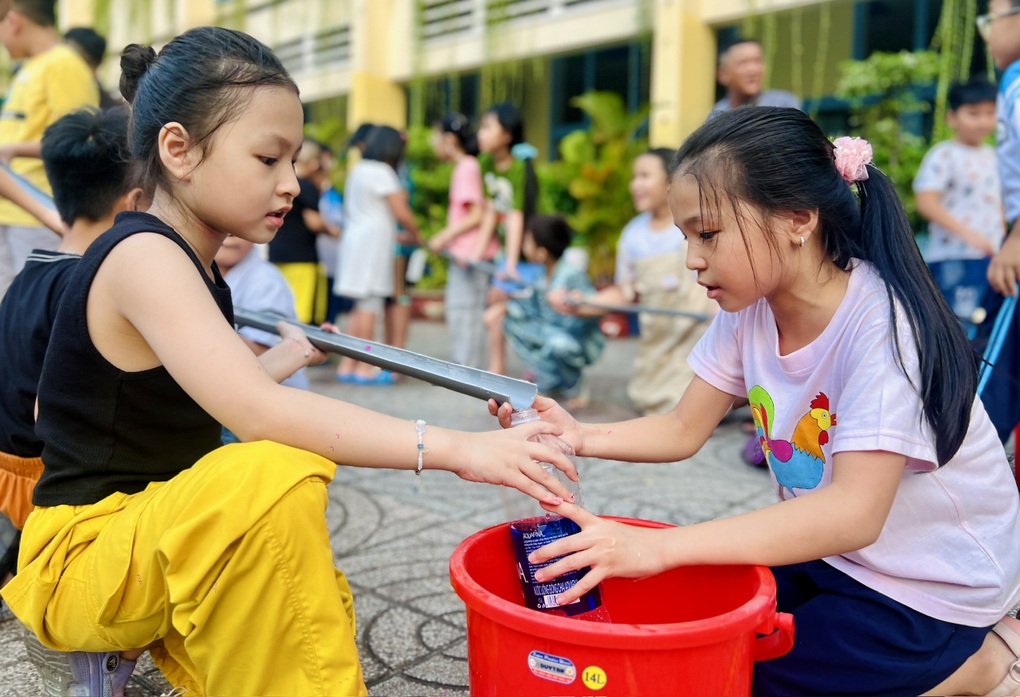 Lo hết đường về quê, phụ huynh tự cho con nghỉ Tết 16 ngày - 2