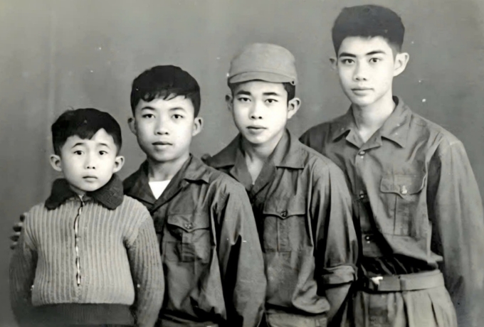 Từ trái sang: Trần Dũng Trọng - Trần Dũng Trình - Trần Dũng Triệu - Trần Dũng Trí, bốn con trai của giáo sư Trần Đại Nghĩa thời thanh thiếu niên. Ảnh: Gia đình cung cấp