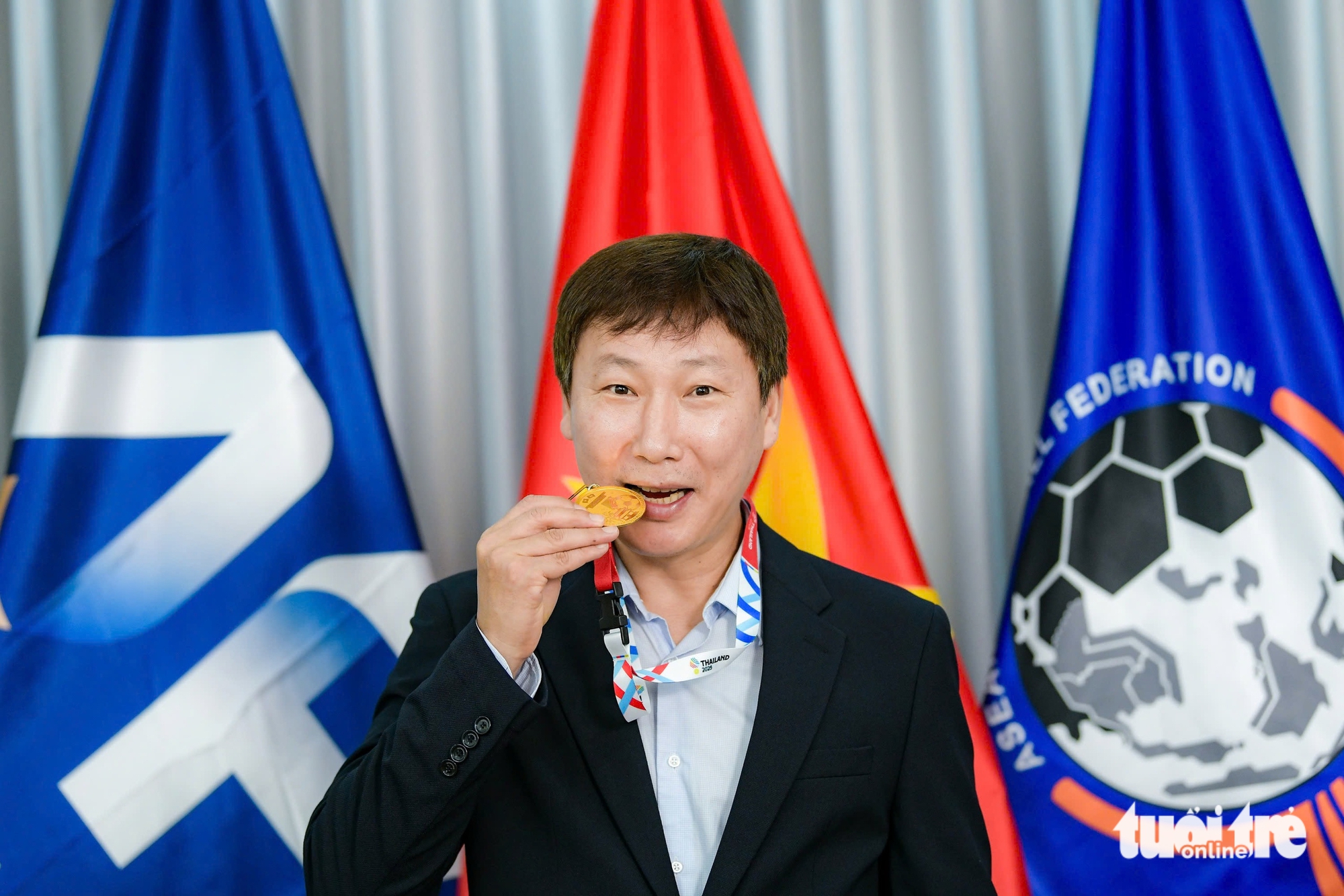 HLV Kim Sang Sik: Sau HCV SEA Games, U22 Việt Nam tự tin thi đấu tốt ở U23 châu Á 8 Kim Sang Sik - Ảnh 8.