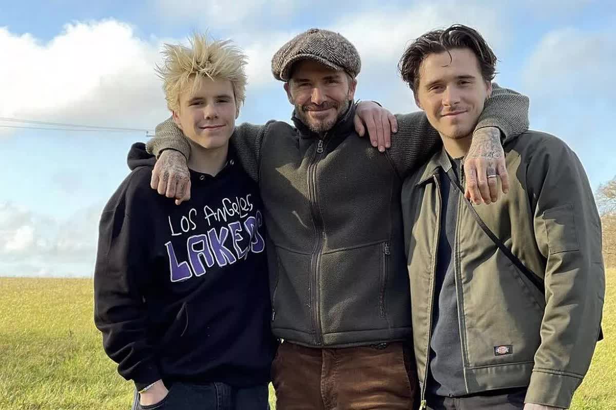 Gắt: Cậu ba nhà Beckham bảo vệ bố mẹ giữa lúc bị con cả 