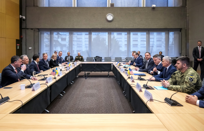 Các quan chức Mỹ (trái) và Ukraine tại cuộc gặp ở Geneva, Thụy Sĩ ngày 23/11. Ảnh: AFP