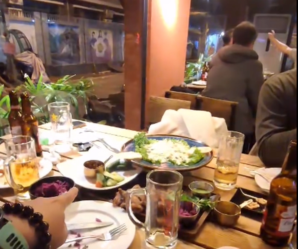 Ăn nhậu tại quán bia ở Hà Nội, khách bị từ chối không mang đồ thừa ra về - 3