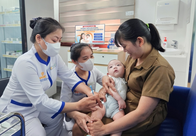 Chị Lê Khánh Linh, 34 tuổi, TP HCM, đưa con trai 5 tháng tuổi đến VNVC Hoàng Văn Thụ tiêm kháng thể đơn dòng RSV ngày 23/12. Ảnh: Diễm Chinh