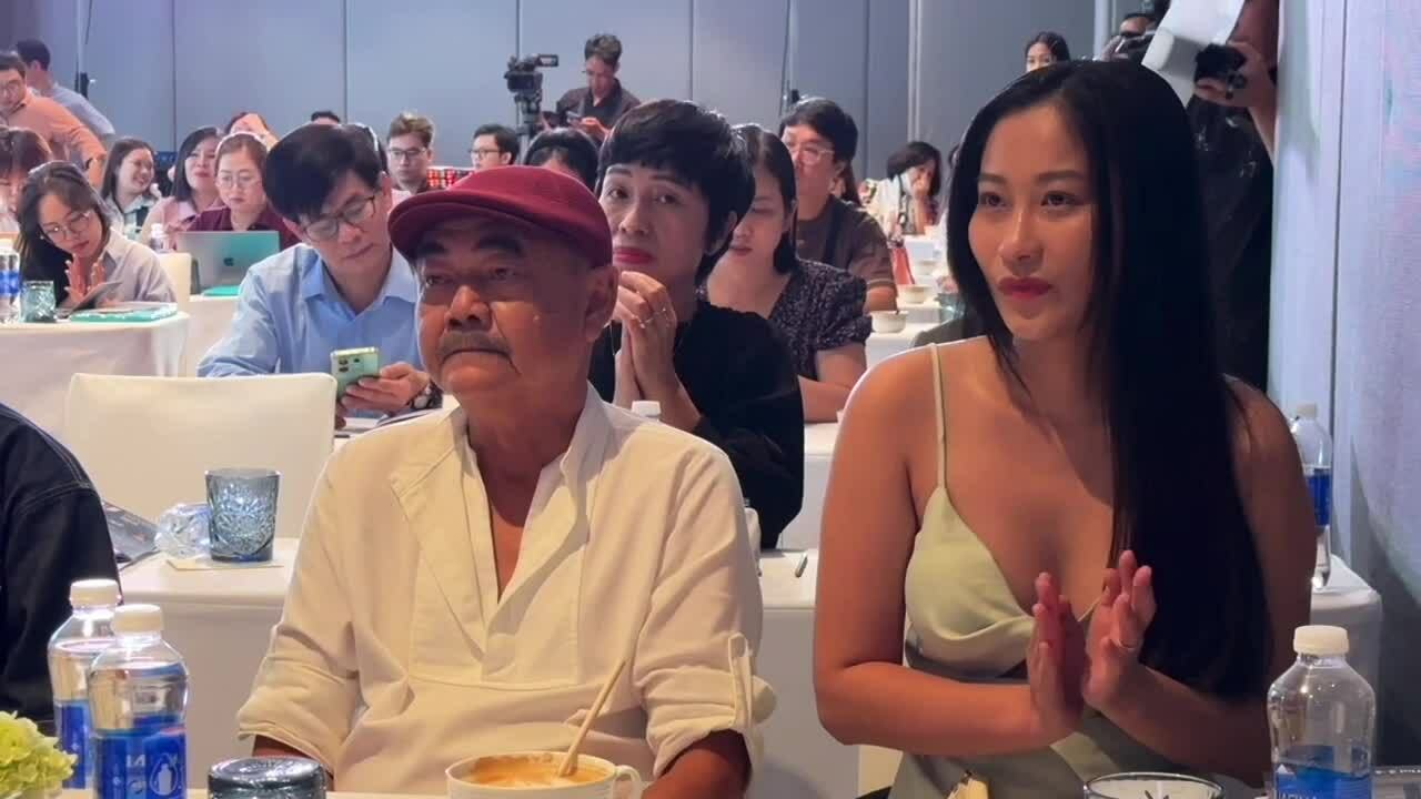 Nghệ sĩ Việt Anh cùng bạn gái ra mắt phim, kể nỗi vất vả khi đóng "Mẹ biển"