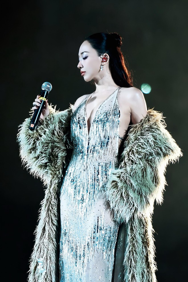 Tóc Tiên chơi Giáng Sinh đỉnh nhất Vbiz, xứng danh nữ hoàng gợi cảm!- Ảnh 12.