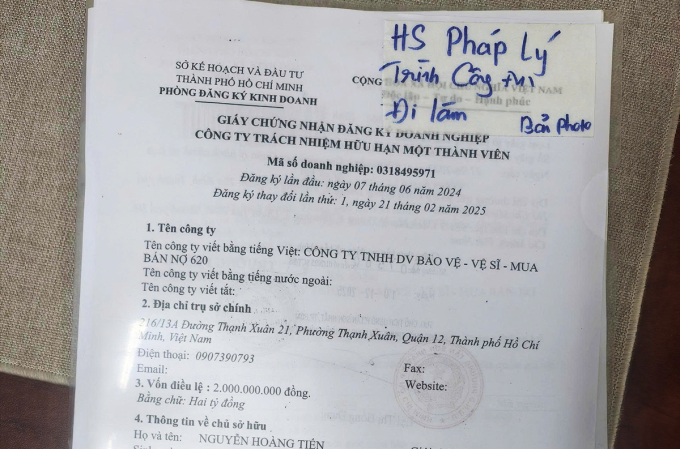 Giấy phép kinh doanh, các hợp đồng mà công ty đòi nợ thuê nhằm đối phó công an. Ảnh: Nhật Vy