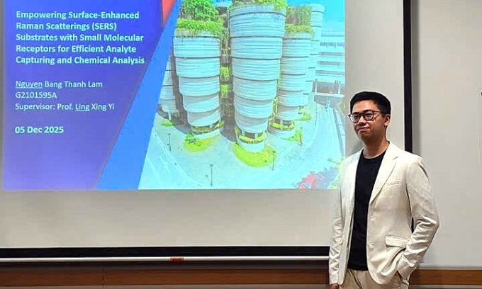 Lâm trong buổi bảo vệ luận án tiến sĩ tại trường Đại học Công nghệ Nanyang, tháng 12. Ảnh: NVCC.
