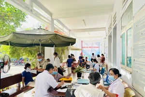 Bệnh dài ngày, nghỉ việc điều trị: Phí BHYT do ai đóng?