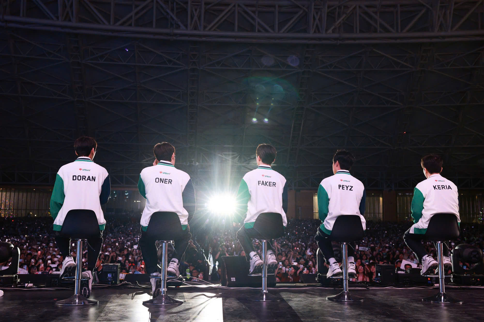 Fan meeting T1 - Dấu ấn một sự kiện hoành tráng gây nhiều tranh cãi, Ban tổ chức nói gì?- Ảnh 2. Fan meeting T1 - Dấu ấn một sự kiện hoành tráng gây nhiều tranh cãi, Ban tổ chức nói gì?- Ảnh 2.