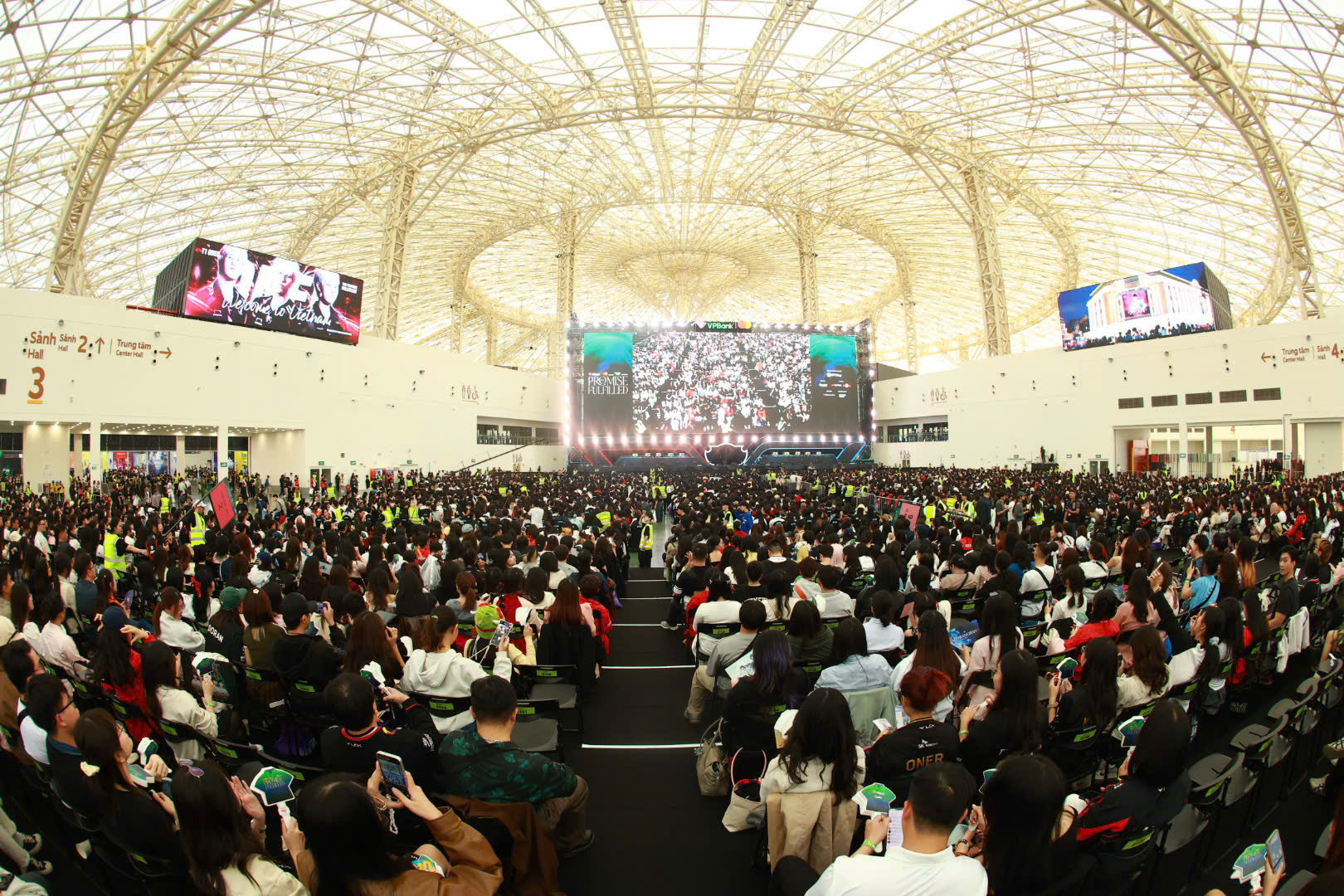 Fan meeting T1 - Dấu ấn một sự kiện hoành tráng gây nhiều tranh cãi, Ban tổ chức nói gì?- Ảnh 4. Fan meeting T1 - Dấu ấn một sự kiện hoành tráng gây nhiều tranh cãi, Ban tổ chức nói gì?- Ảnh 4.