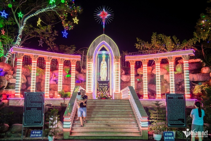Loạt nhà thờ ở TPHCM rực rỡ ánh đèn trước Giáng sinh, nườm nượp người check-in - 2