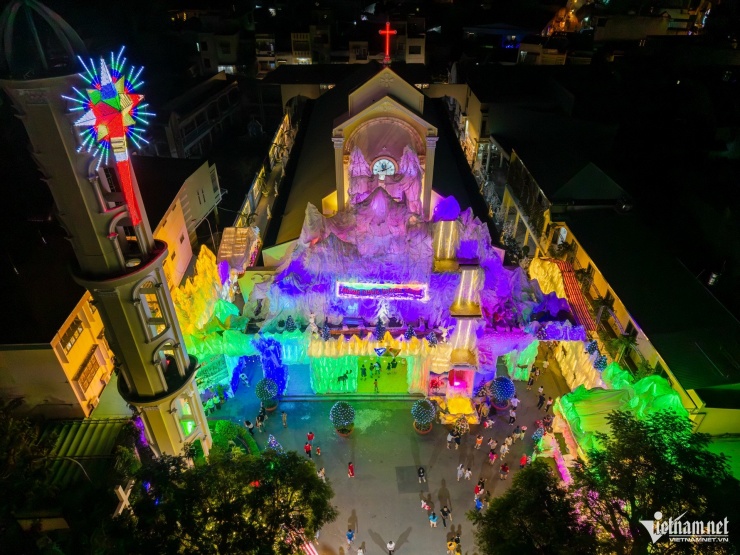 Loạt nhà thờ ở TPHCM rực rỡ ánh đèn trước Giáng sinh, nườm nượp người check-in - 4