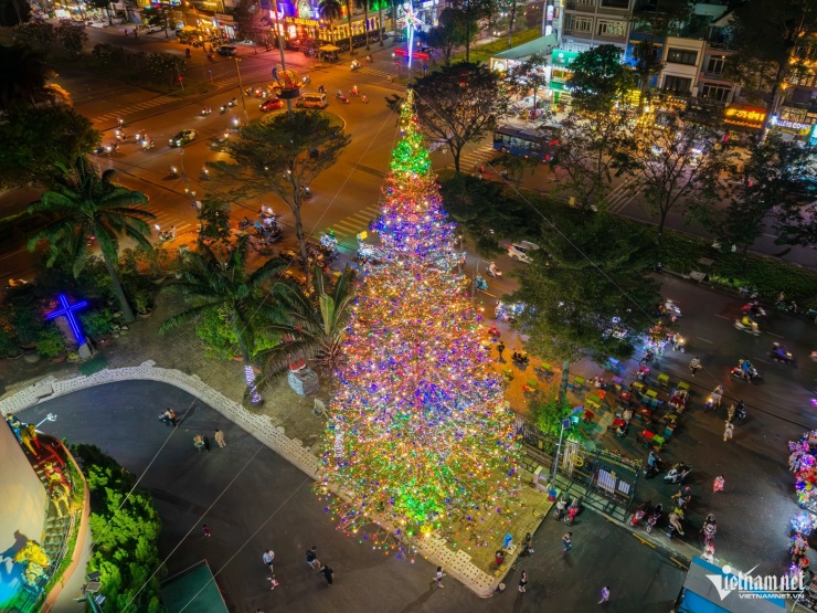 Loạt nhà thờ ở TPHCM rực rỡ ánh đèn trước Giáng sinh, nườm nượp người check-in - 3