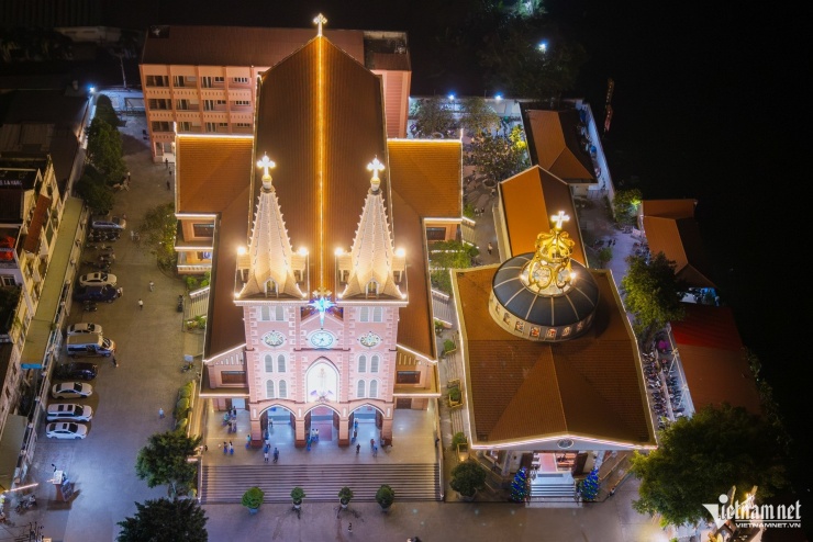 Loạt nhà thờ ở TPHCM rực rỡ ánh đèn trước Giáng sinh, nườm nượp người check-in - 7