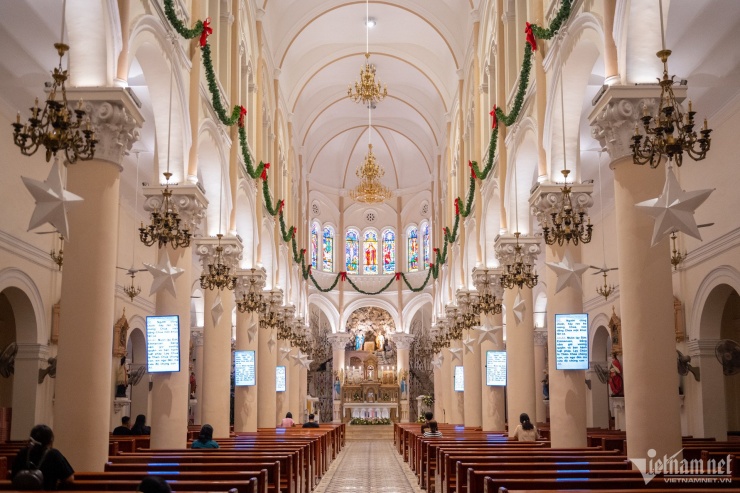 Loạt nhà thờ ở TPHCM rực rỡ ánh đèn trước Giáng sinh, nườm nượp người check-in - 10