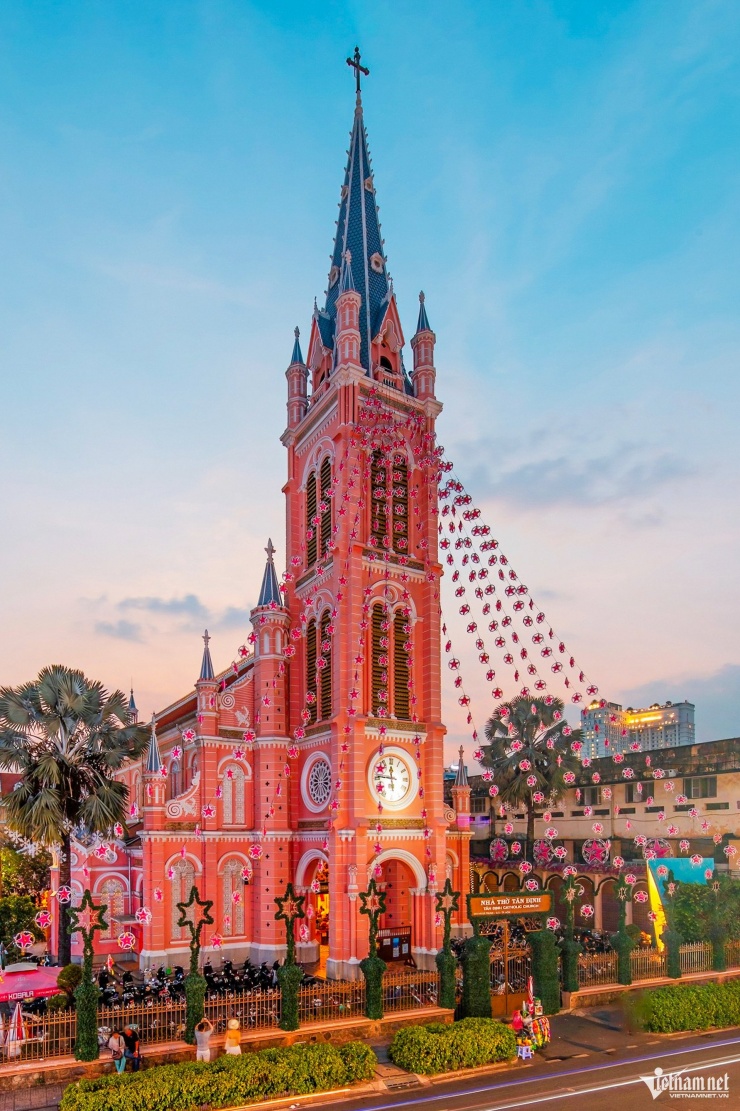Loạt nhà thờ ở TPHCM rực rỡ ánh đèn trước Giáng sinh, nườm nượp người check-in - 9
