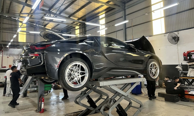 BMW i8 tại một xưởng sửa chữa ở TP HCM. Ảnh: Hồ Tân