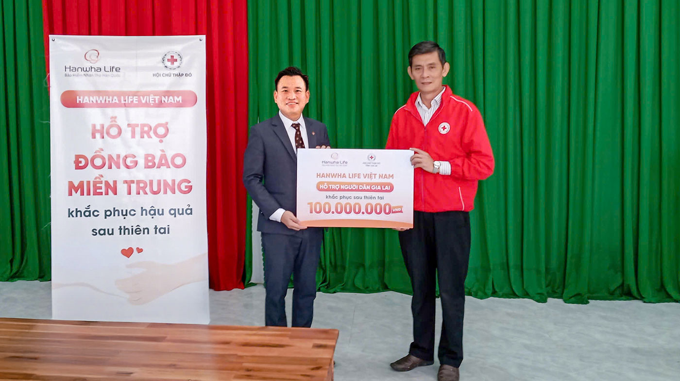 Hanwha Life Việt Nam hỗ trợ người dân miền Trung ổn định cuộc sống sau bão lũ - Ảnh 2.