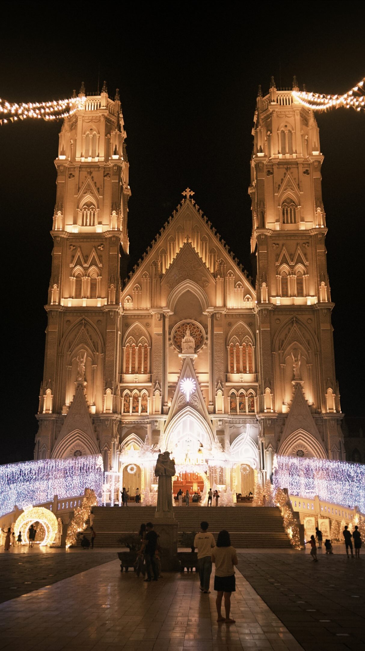 Đêm 24/12: Một nhà thờ tại TP.HCM khiến dân tình vượt 30km đến check-in vì trang trí quá hoành tráng- Ảnh 2.