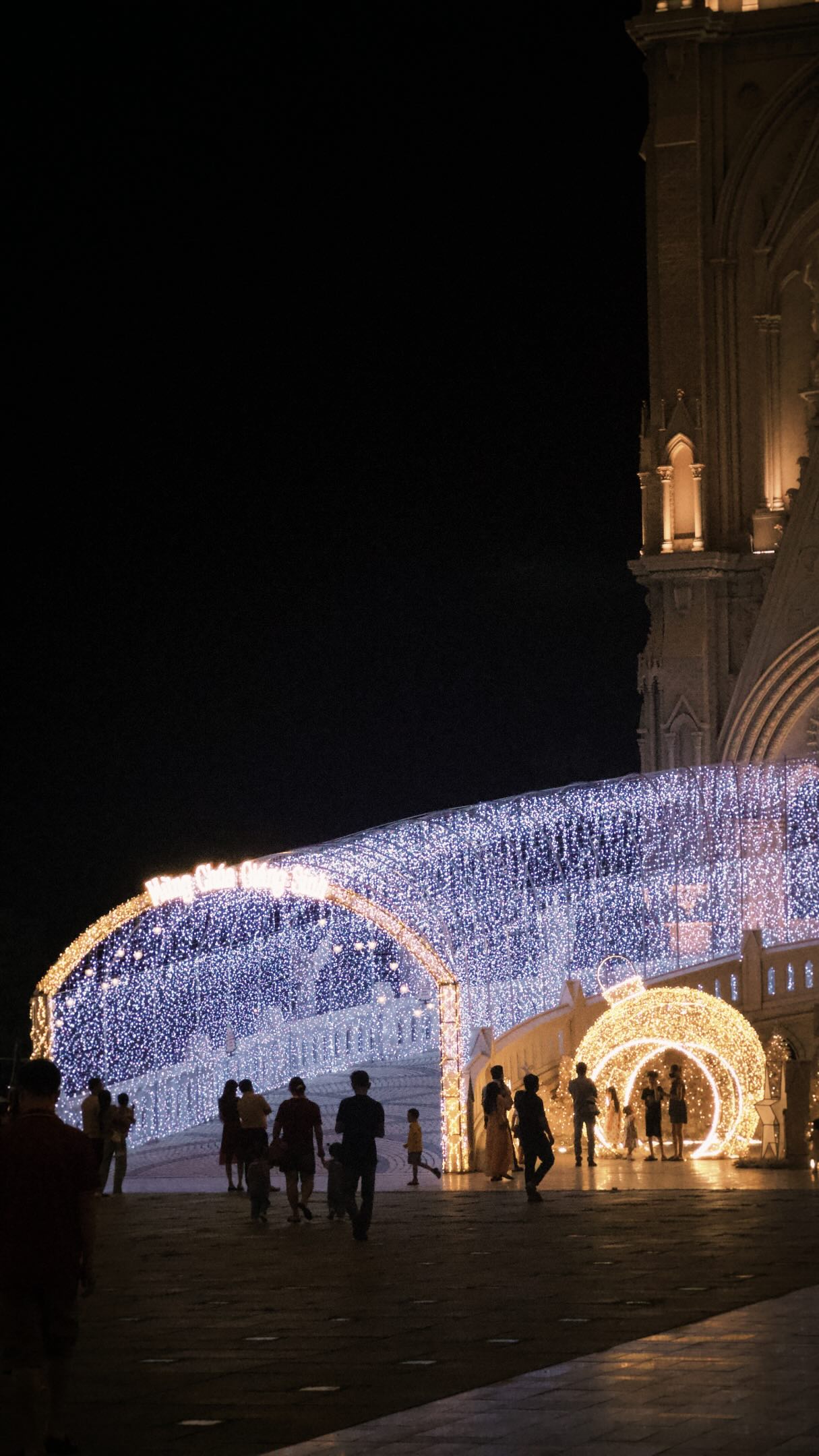 Đêm 24/12: Một nhà thờ tại TP.HCM khiến dân tình vượt 30km đến check-in vì trang trí quá hoành tráng- Ảnh 3.