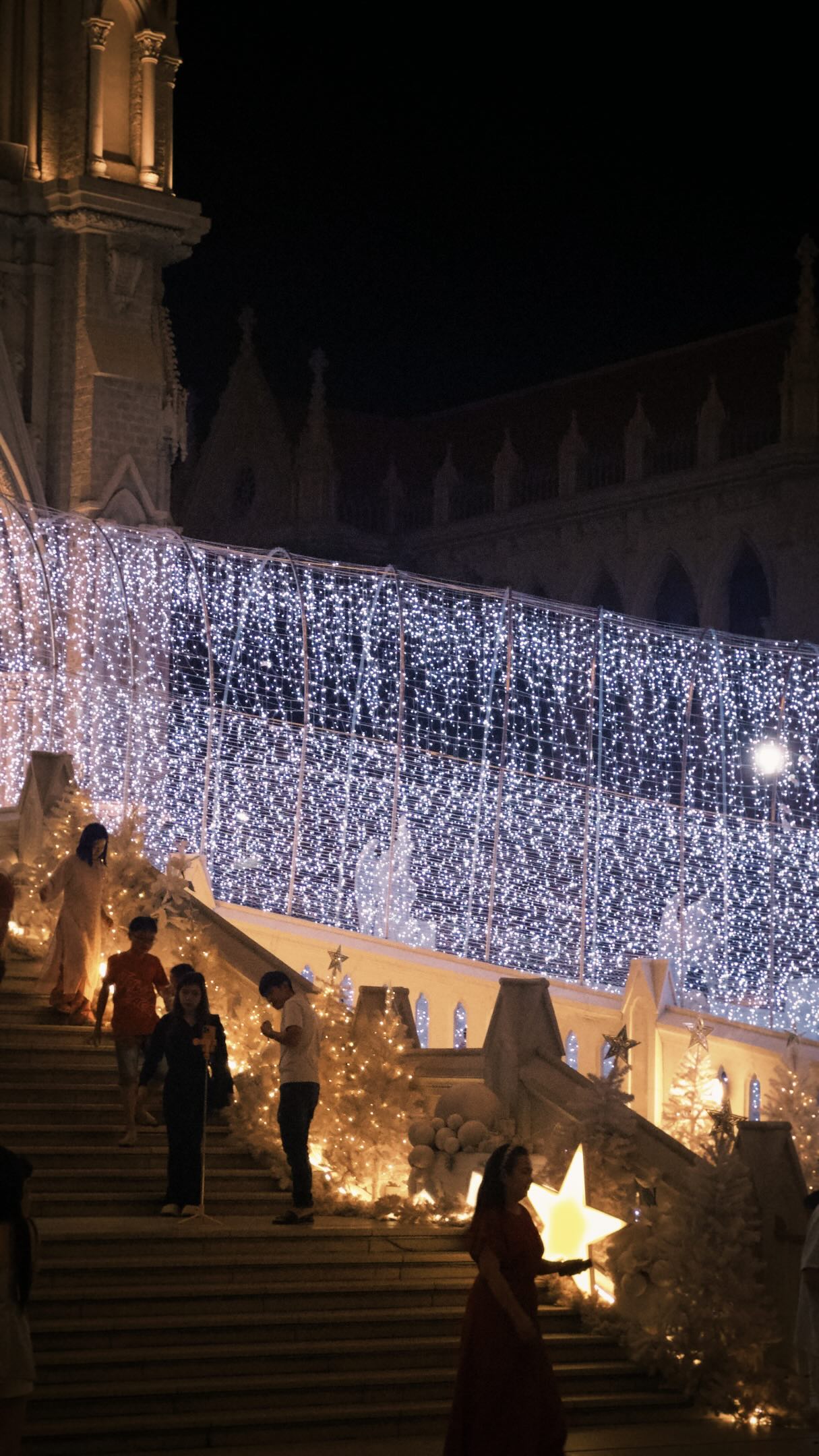 Đêm 24/12: Một nhà thờ tại TP.HCM khiến dân tình vượt 30km đến check-in vì trang trí quá hoành tráng- Ảnh 4.