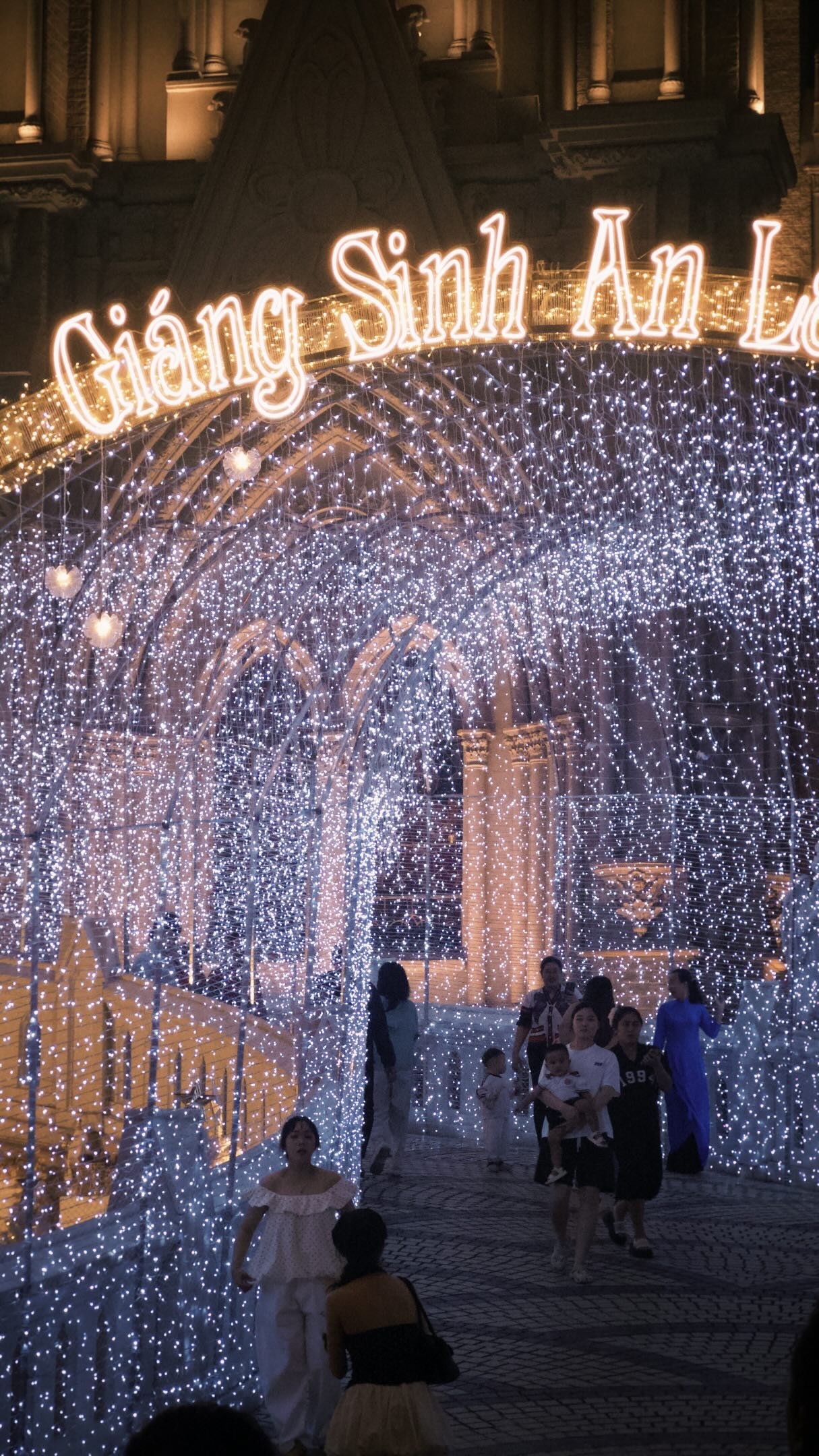 Đêm 24/12: Một nhà thờ tại TP.HCM khiến dân tình vượt 30km đến check-in vì trang trí quá hoành tráng- Ảnh 5.