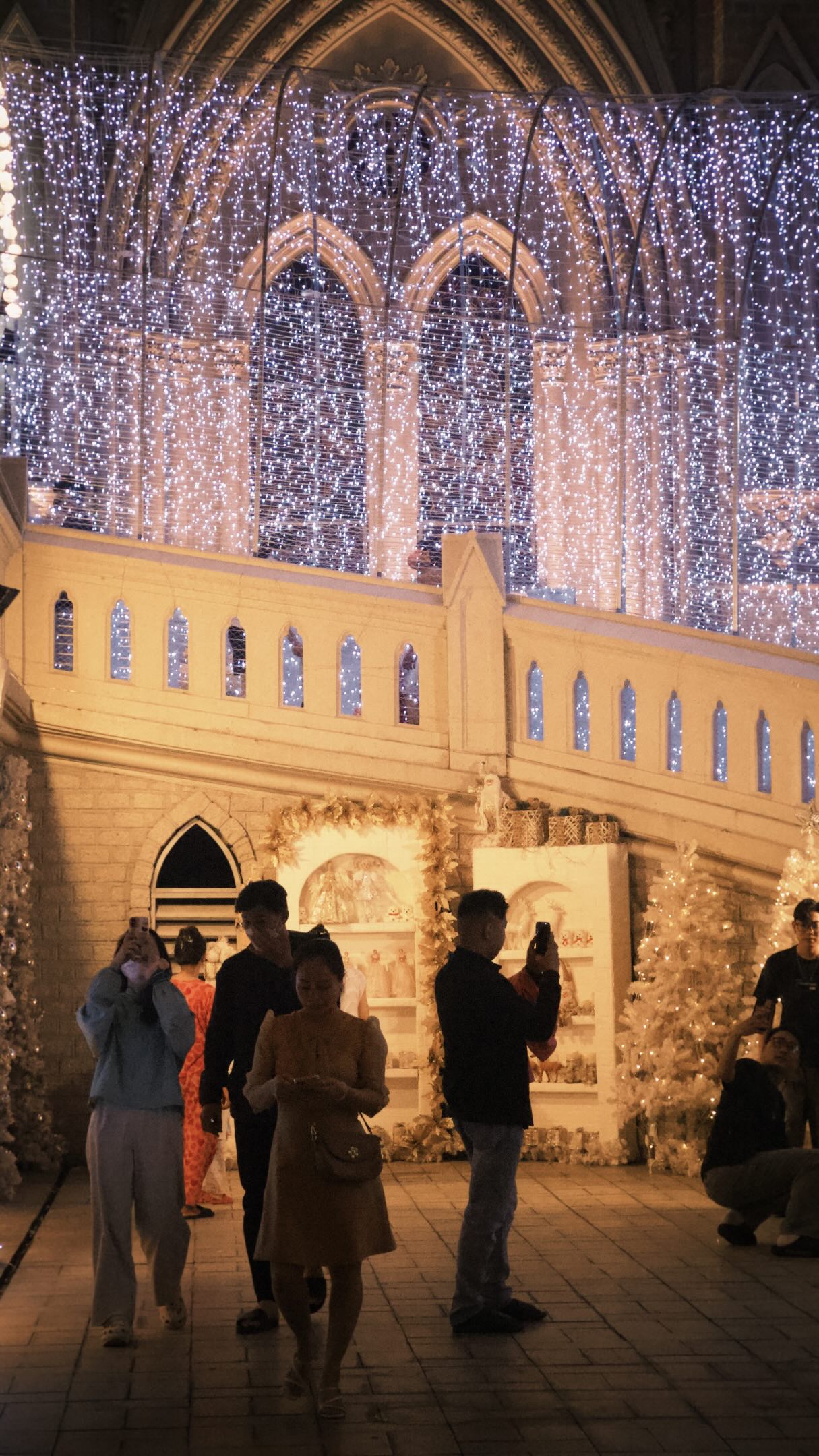 Đêm 24/12: Một nhà thờ tại TP.HCM khiến dân tình vượt 30km đến check-in vì trang trí quá hoành tráng- Ảnh 6.