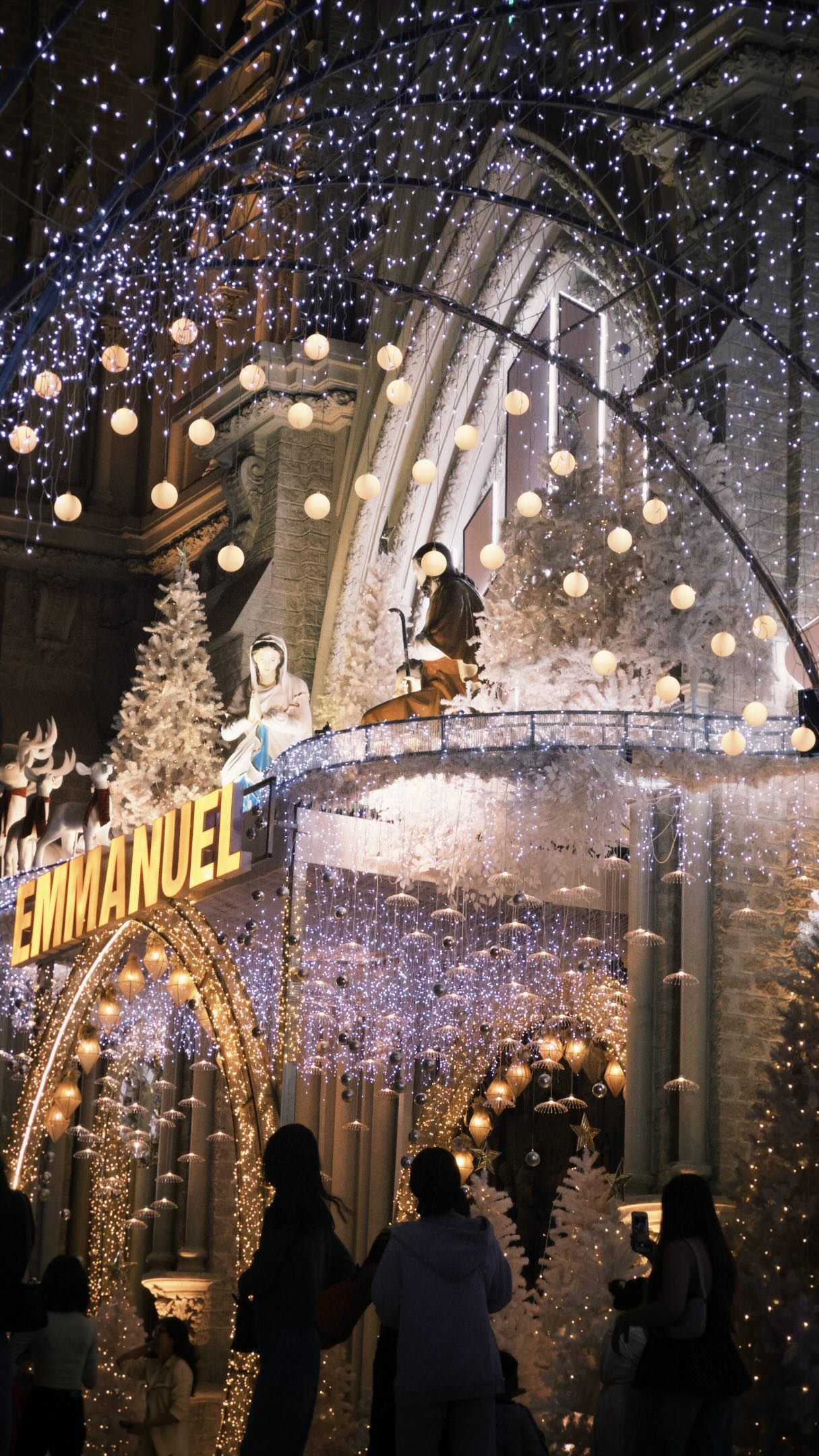 Đêm 24/12: Một nhà thờ tại TP.HCM khiến dân tình vượt 30km đến check-in vì trang trí quá hoành tráng- Ảnh 7.