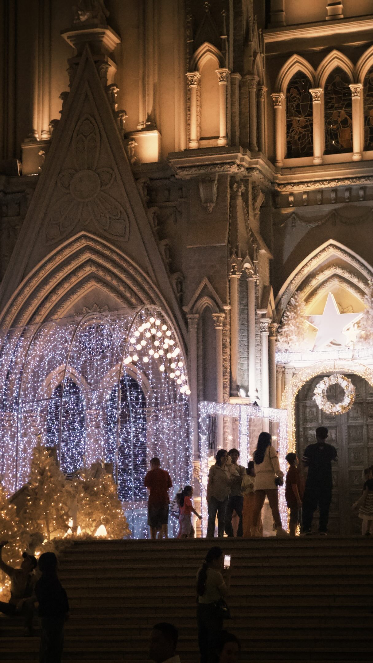 Đêm 24/12: Một nhà thờ tại TP.HCM khiến dân tình vượt 30km đến check-in vì trang trí quá hoành tráng- Ảnh 8.