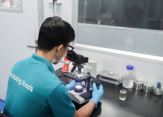 Công đoạn kiểm tra sức khỏe của cá. Ảnh: DeltaVax