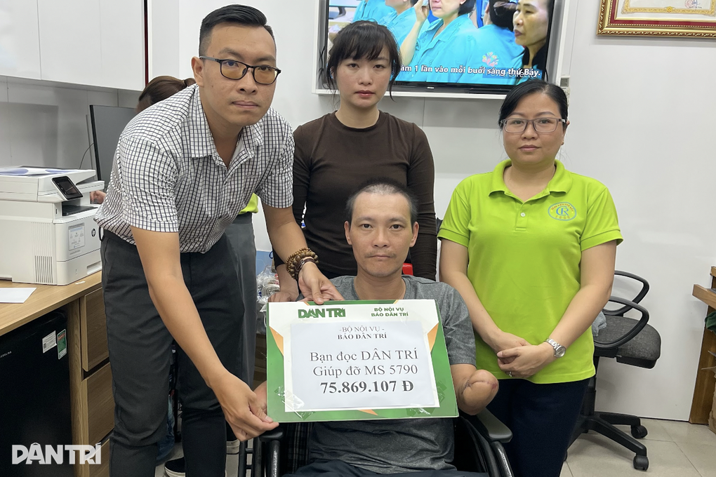 Món quà Giáng sinh nghĩa tình đến với người chồng bị điện giật mất 2 tay - 2