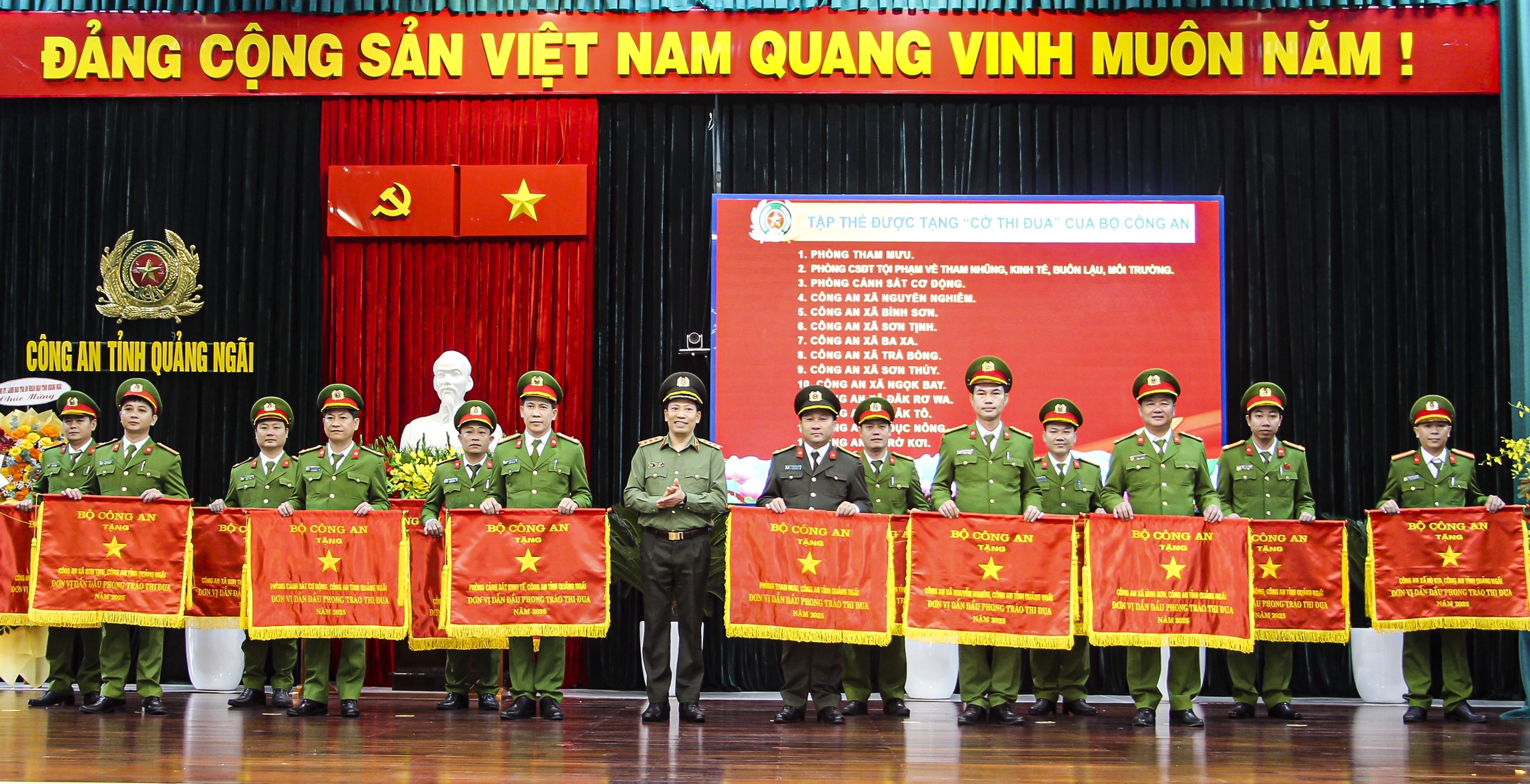 Bộ Công an tặng Cờ thi đua cho 42 tập thể thuộc Công an tỉnh Quảng Ngãi- Ảnh 2.