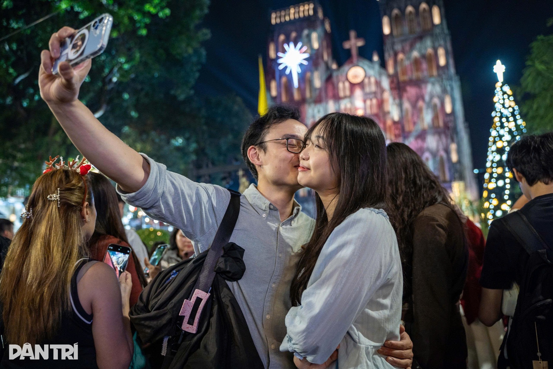 Không khí Giáng sinh tràn ngập phố phường Hà Nội và TPHCM - 3