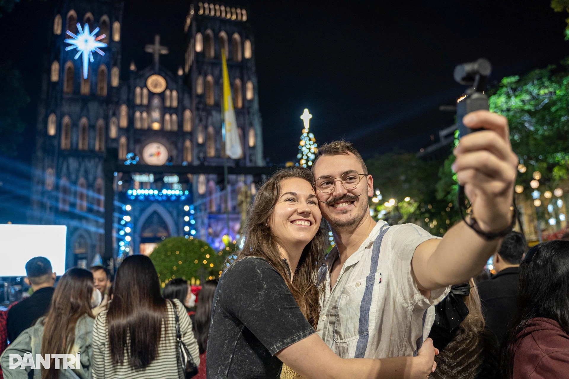 Không khí Giáng sinh tràn ngập phố phường Hà Nội và TPHCM - 2