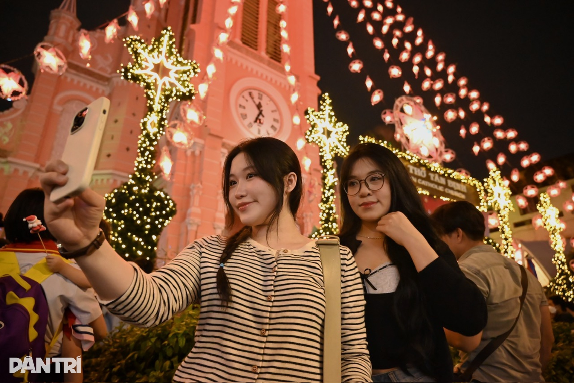 Không khí Giáng sinh tràn ngập phố phường Hà Nội và TPHCM - 8